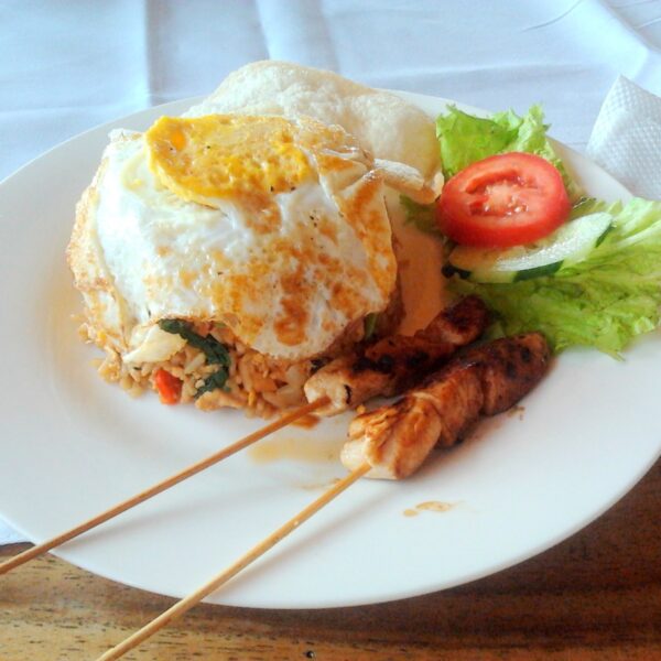 Samen Eten Nasi Bami en Saté