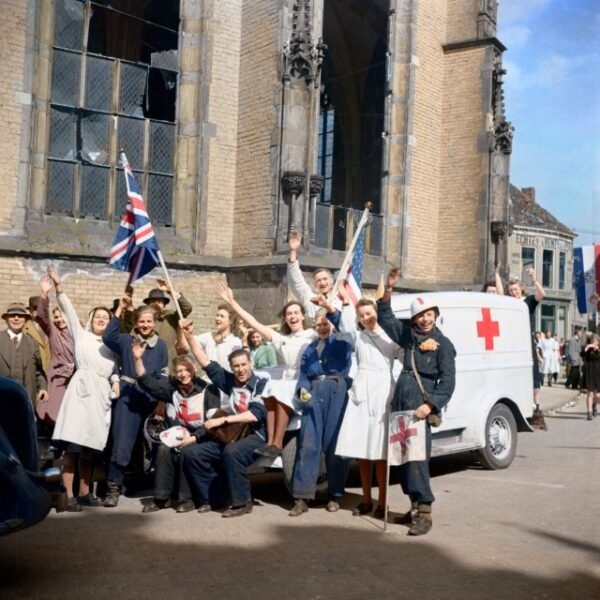 Persfoto - Deventenaren vieren bevrijding op Grote Kerkhof in april 1945 (Nationaal Archief)
